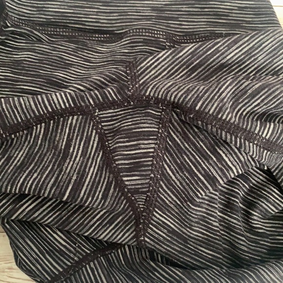 Athleta Mesh Mind Over Mat Lattice Cut Out Capri Crop Leggings Heathered Black - Picture 5 of 9